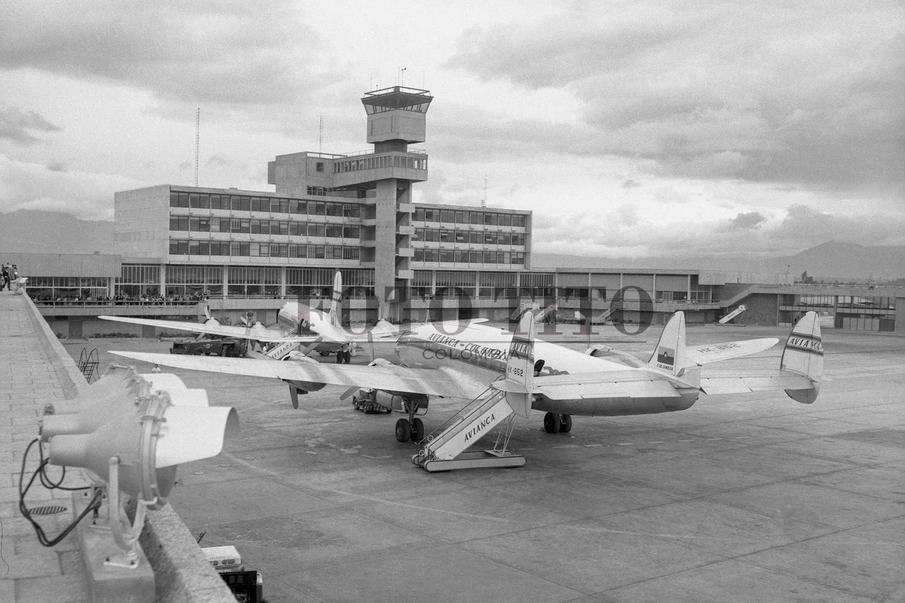 foto en blanco y nefro de el avión super constelation