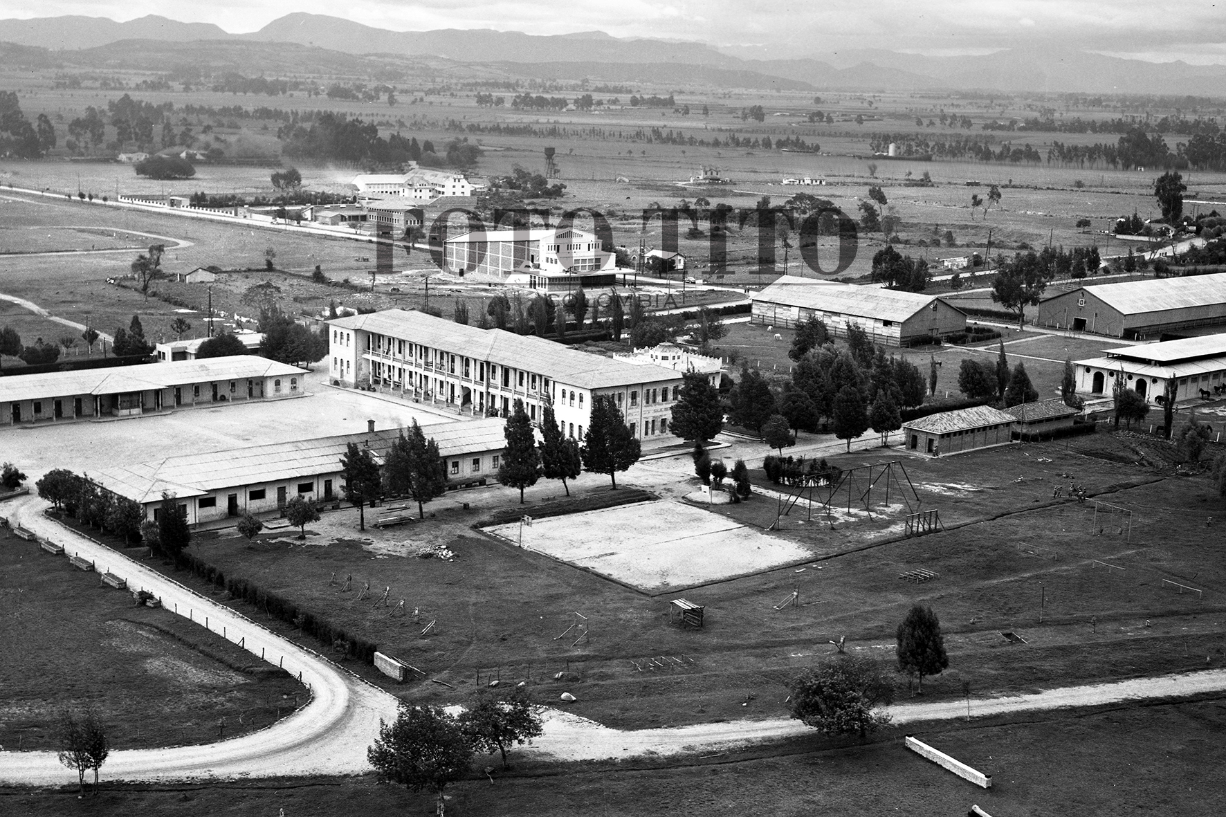 fotografía a blanco y negro de la escuela de caballería