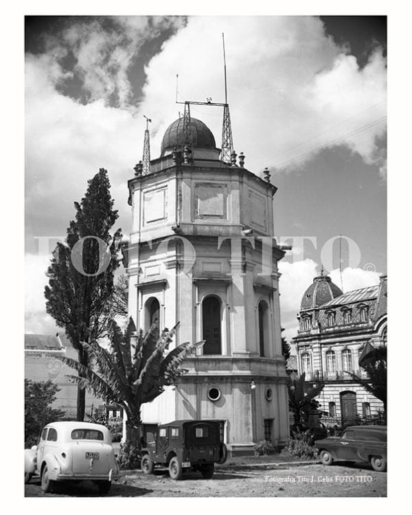 foto en blanco y negro del observatorio astronómico de bogota